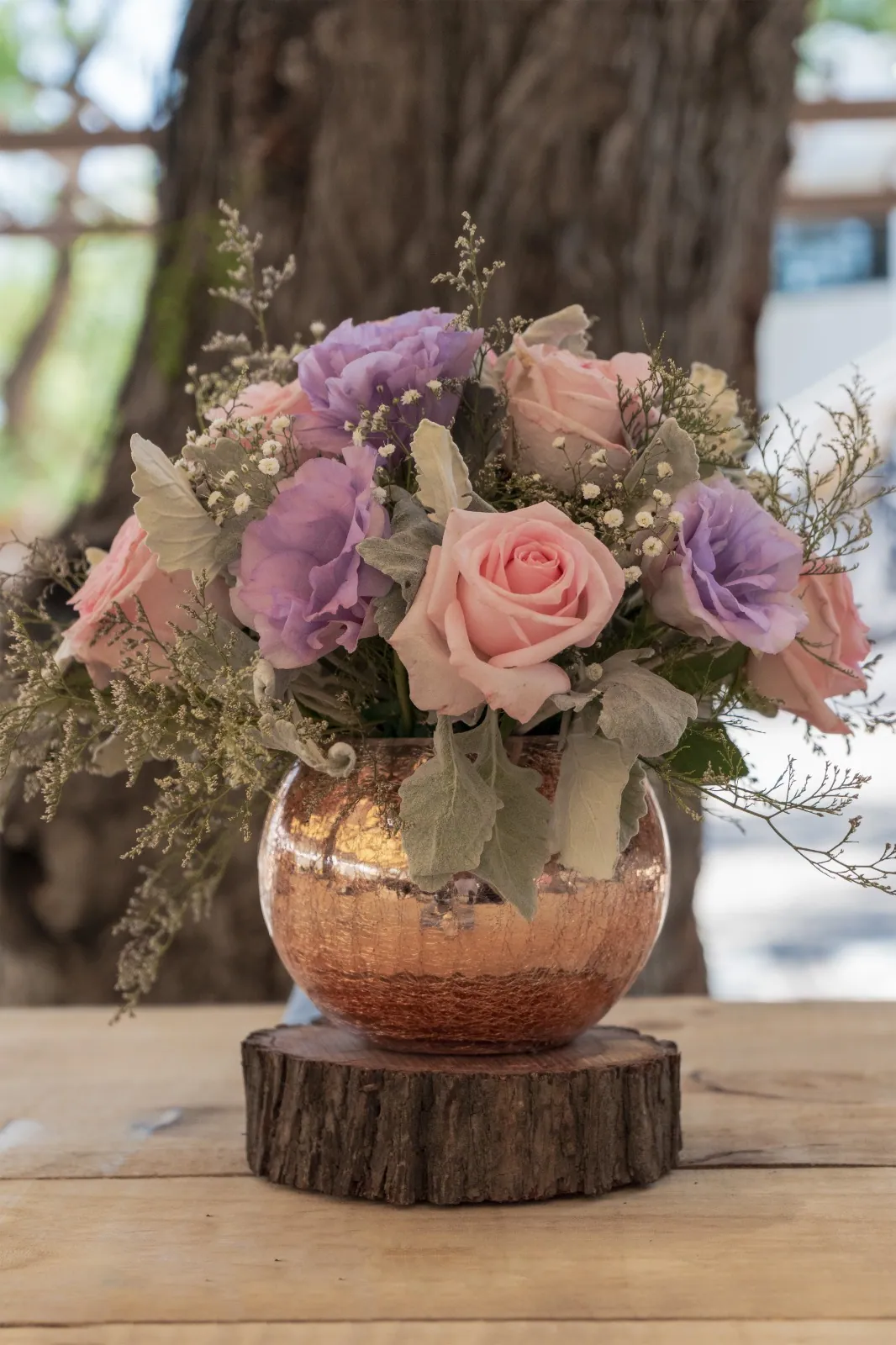 Arreglo de rosas sobre una rodaja de madera