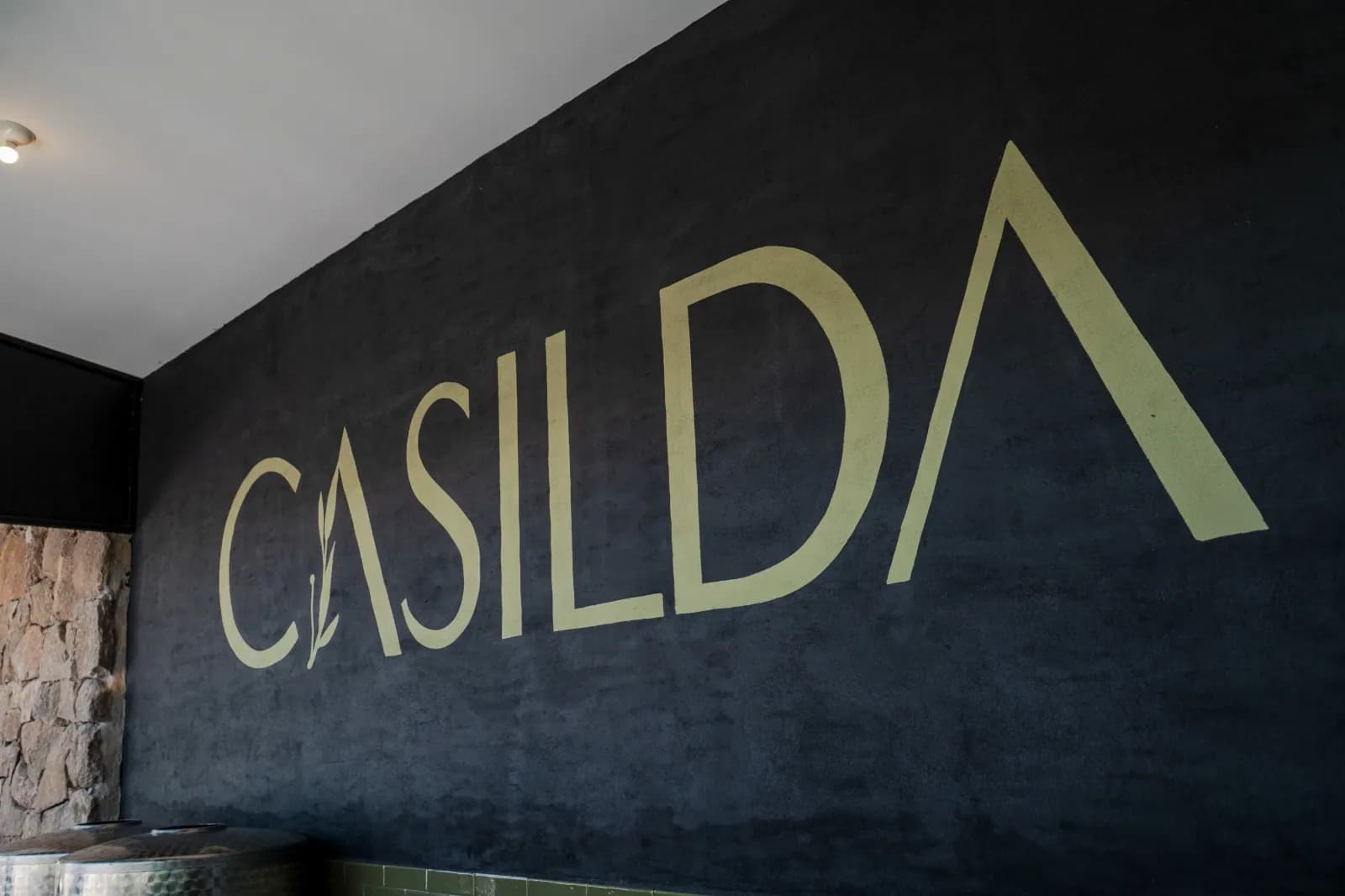 Letrero de Casilda en el muro del salón