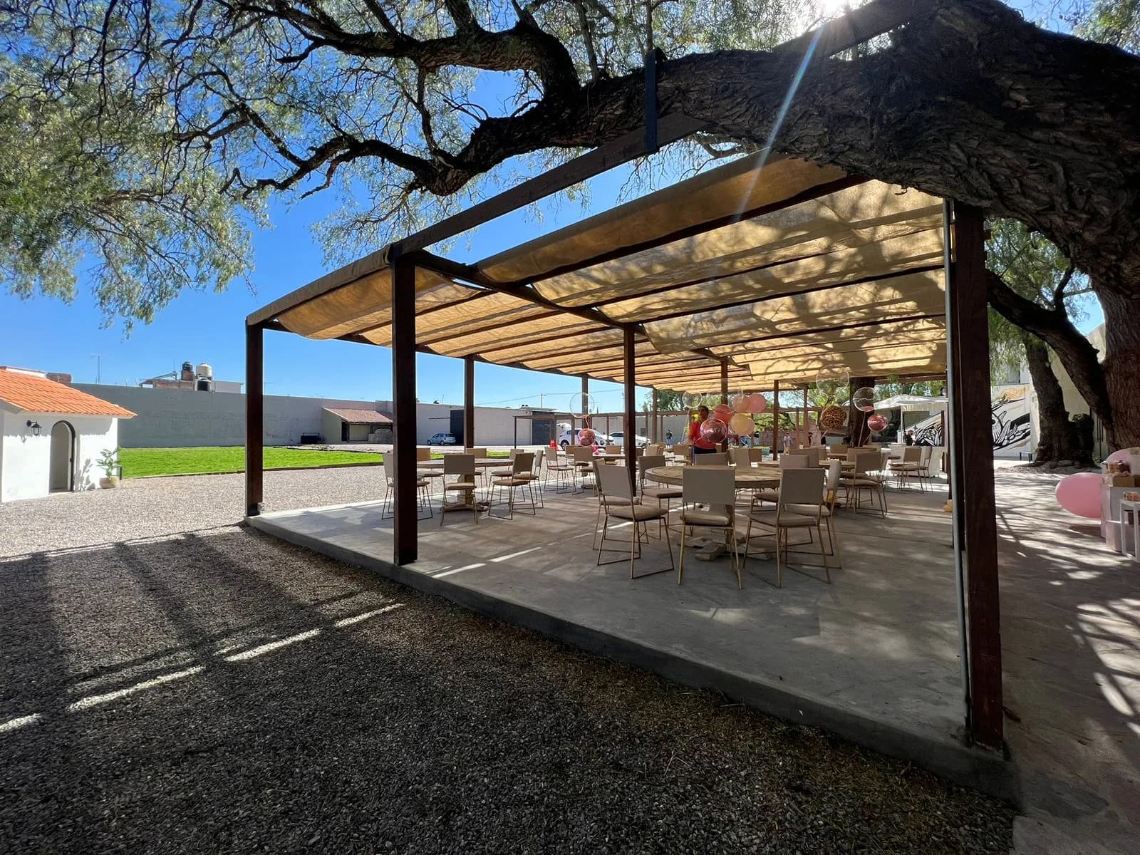 Pérgola de Casilda bajo un pirul