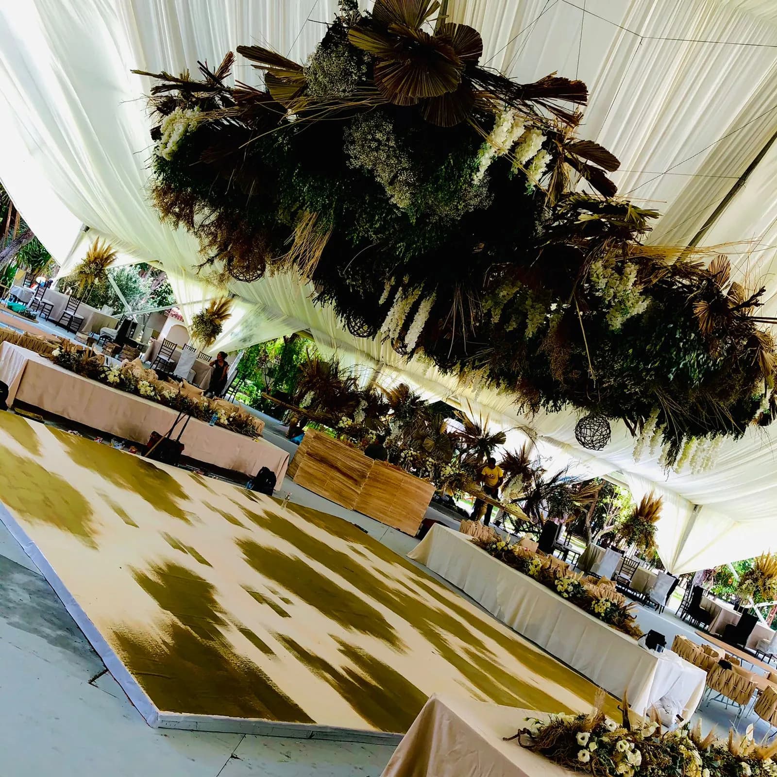 Decoración aérea de follaje seco colgada sobre la pista