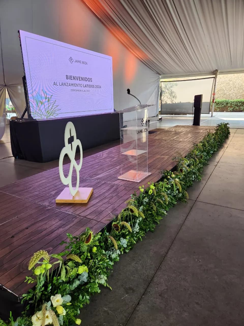 Escenario con pantalla LED y follaje para un lanzamiento