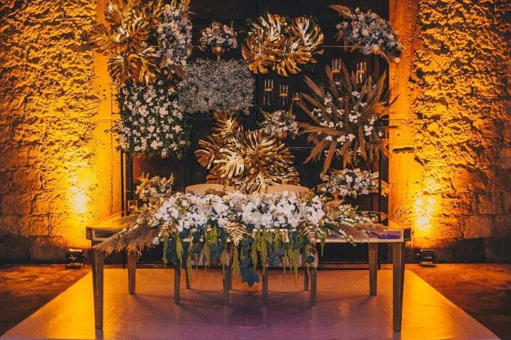 Mesa de anfitriones con flores y luz cálida