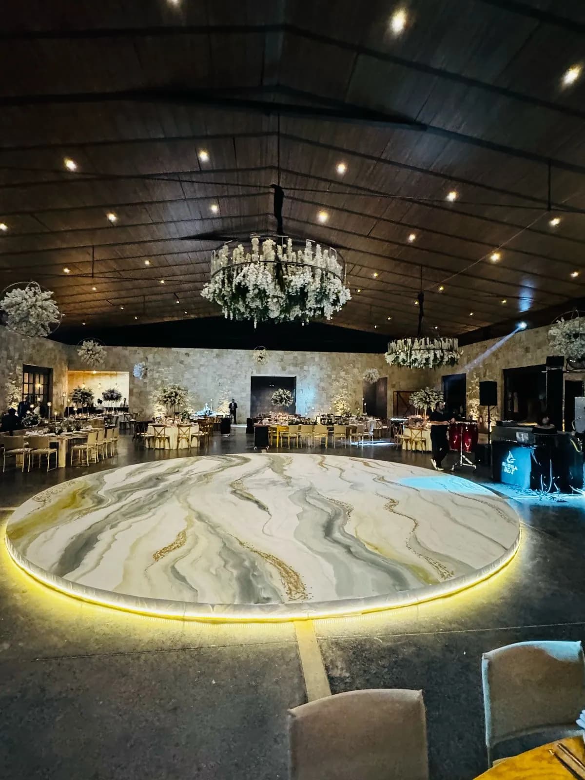 Pista circular con acabado de mármol en un salón