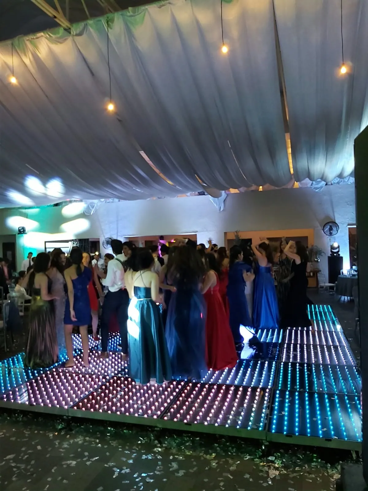 Invitadas bailando sobre una pista LED