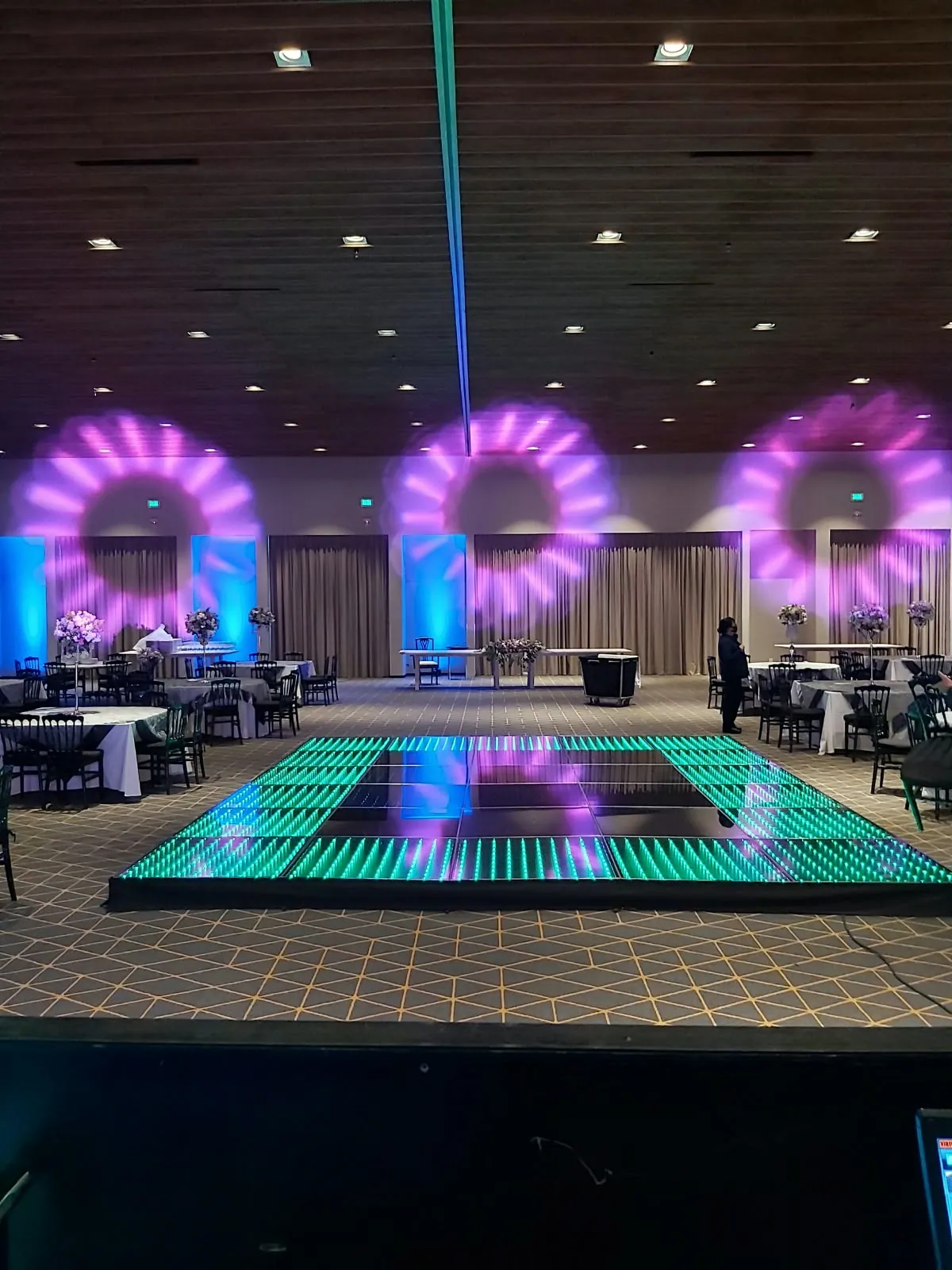 Pista de baile LED en un salón iluminado en violeta