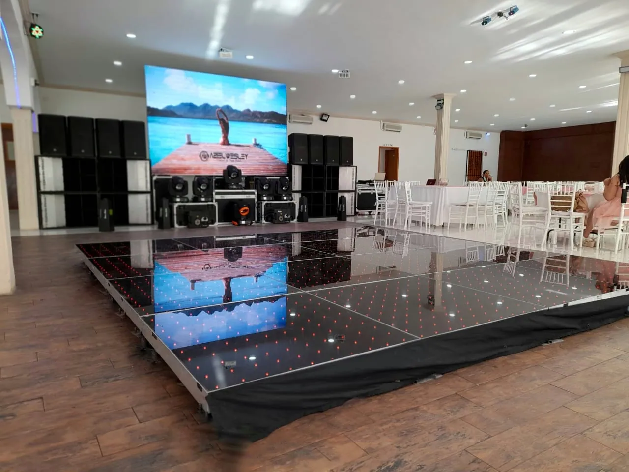 Pista LED frente a una pantalla en un salón