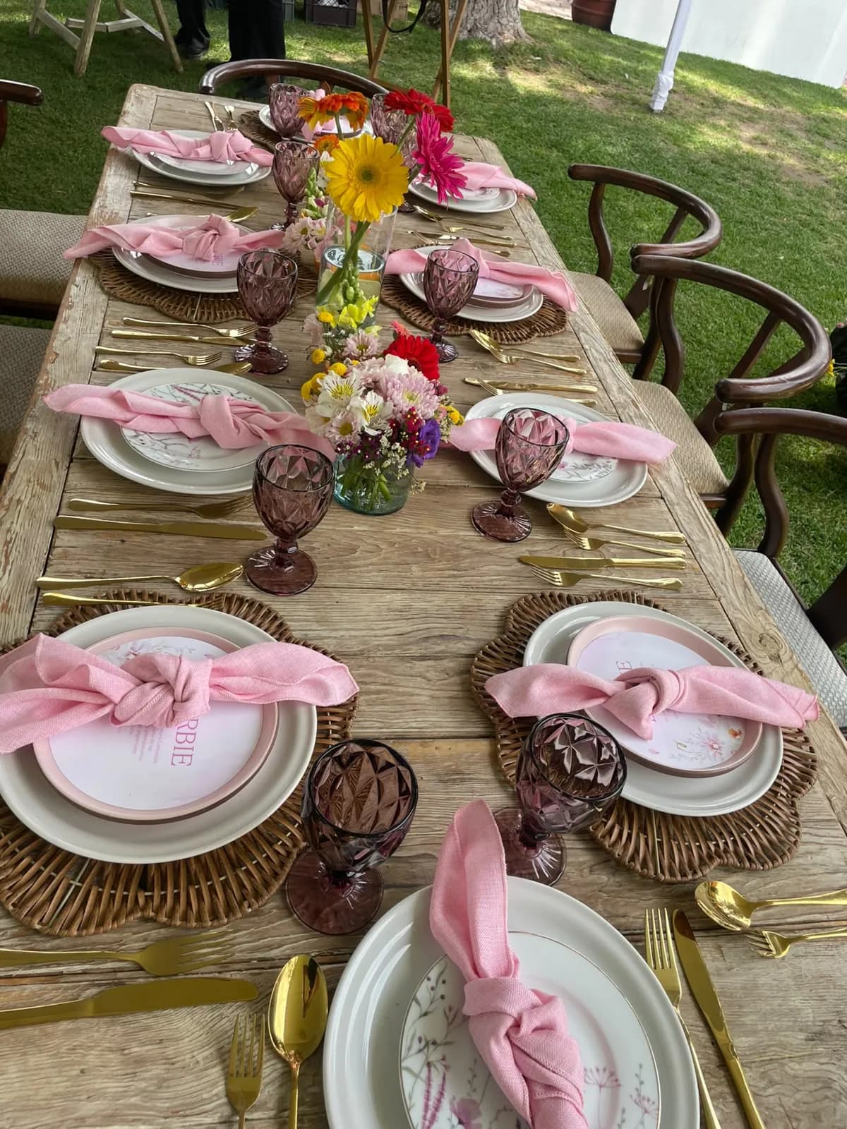 Detalle de vajilla con servilleta rosa